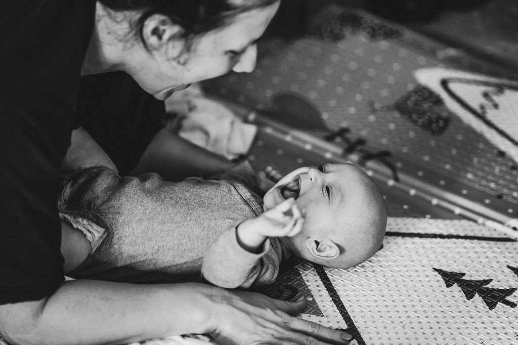 Pózmentes családi fotózás Budapesten, a 13. kerületben - saját személyes környezetben, ahol csak a valódi énetek és érzelmeitek számítanak. Őszinte és természetes pillanatok az éltetekről.