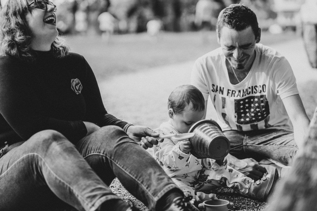 Pózmentes családi fotózás Budapesten, a 13. kerületben - saját személyes környezetben, ahol csak a valódi énetek és érzelmeitek számítanak. Őszinte és természetes pillanatok az éltetekről.