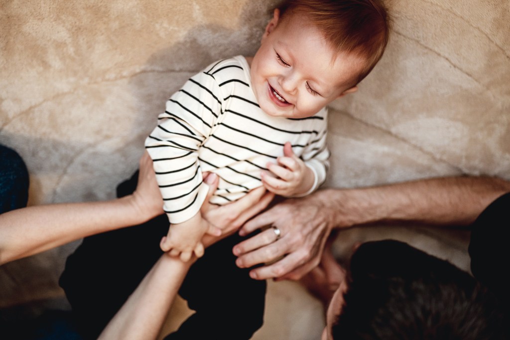 Pózmentes családi fotózás Budapesten, a 13. kerületben - saját személyes környezetben, ahol csak a valódi énetek és érzelmeitek számítanak. Őszinte és természetes pillanatok az éltetekről.