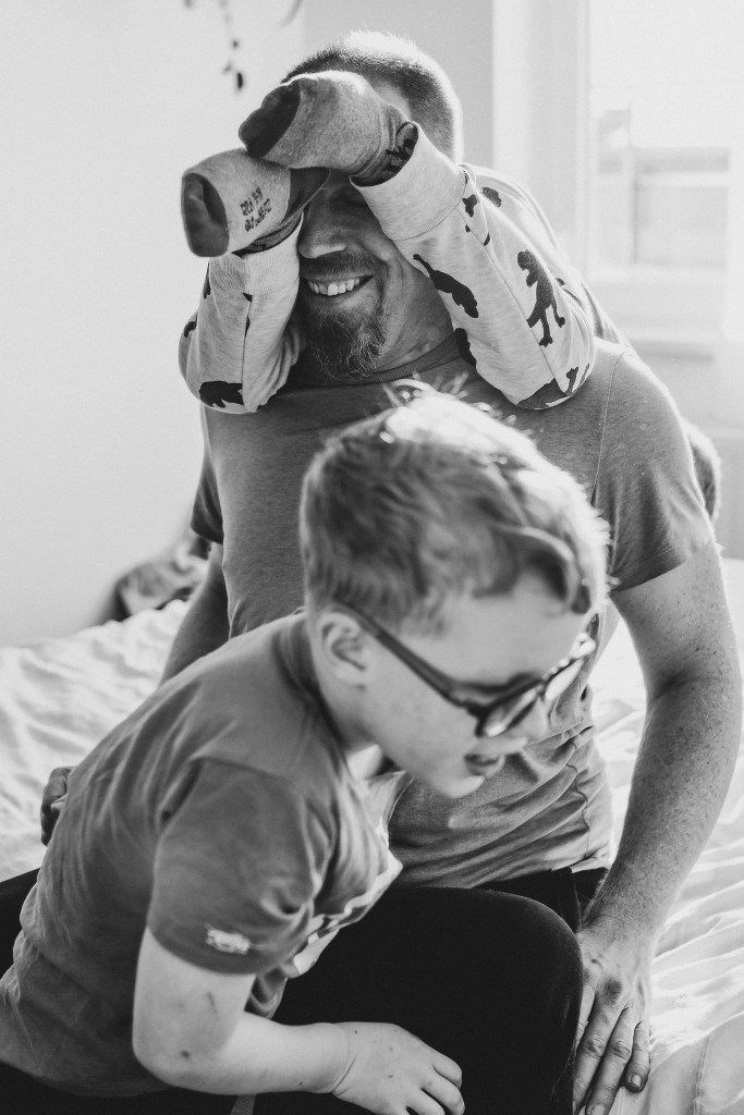 Pózmentes családi fotózás Budapesten, a 13. kerületben - saját személyes környezetben, ahol csak a valódi énetek és érzelmeitek számítanak. Őszinte és természetes pillanatok az éltetekről.