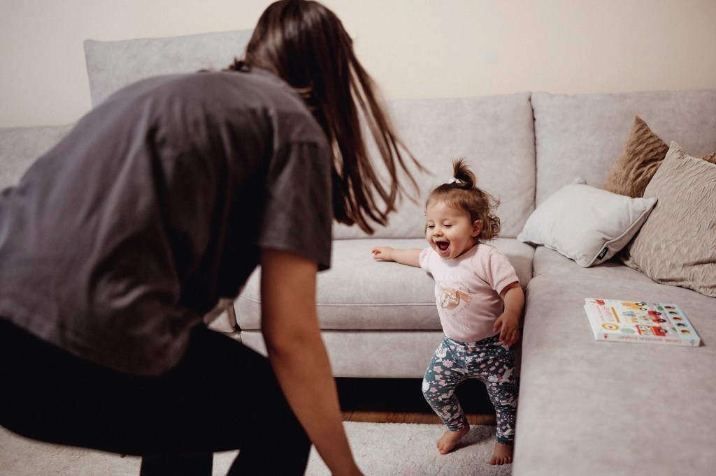 Pózmentes családi fotózás Budapesten, a 13. kerületben - saját személyes környezetben, ahol csak a valódi énetek és érzelmeitek számítanak. Őszinte és természetes pillanatok az éltetekről.